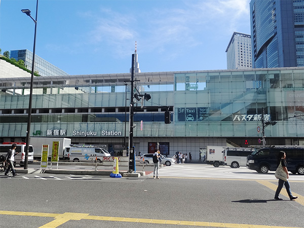 新宿南口駅前横断歩道