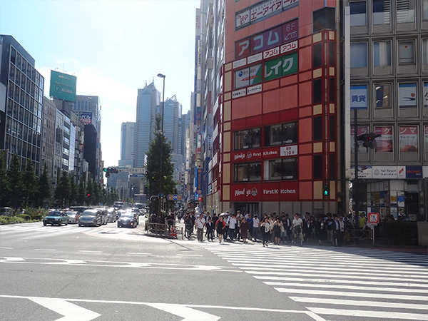 最初の交差点(西新宿1丁目)