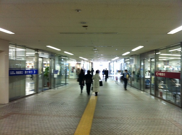 都民広場の旅券課前